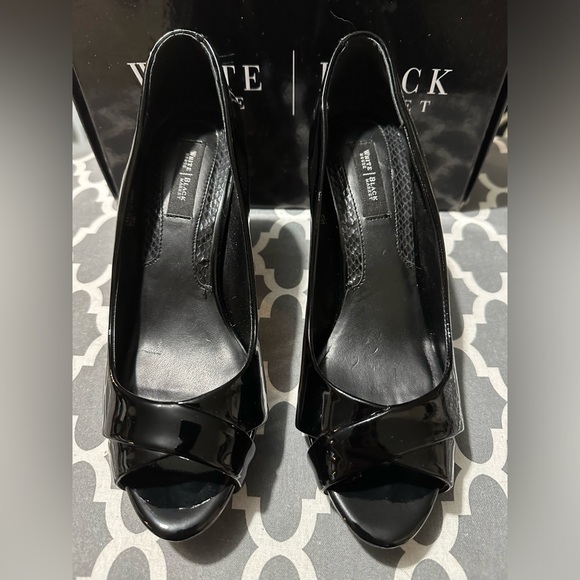 NWT WHITEHOUSEBLACKMARKET Black Patent Leather Heels 7.5m - Picture 2 of 12